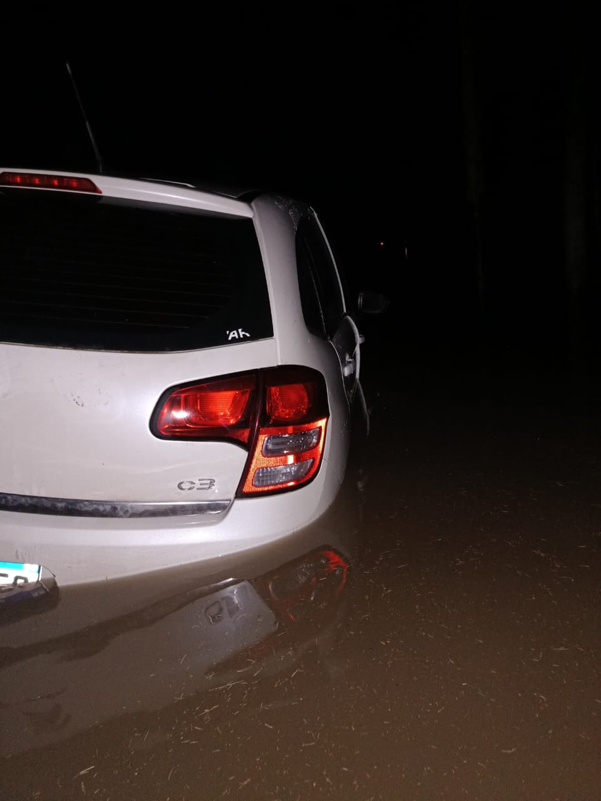 Un auto que quedó bajo el agua.