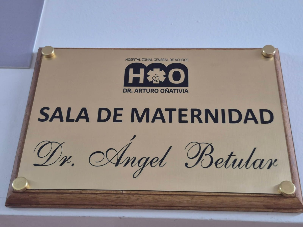 La placa lleva su nombre en el Hospital Oñativia. La placa lleva su nombre en el Hospital Oñativia.