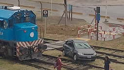 choque en ezeiza: una locomotora impacto contra un auto en un paso a nivel