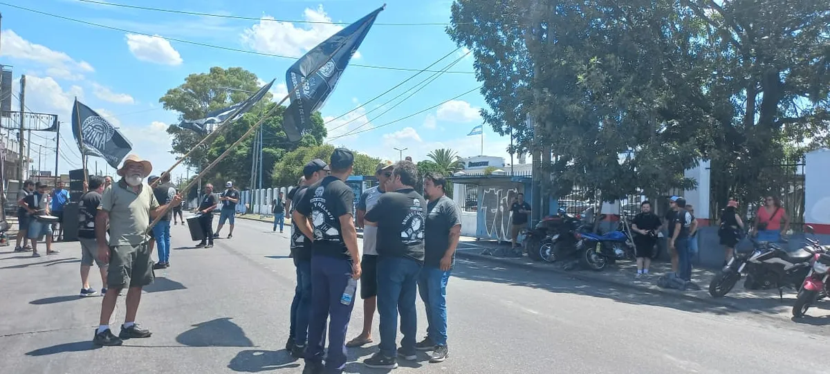 Hace pocas semanas, se realizó una protesta frente a la planta de Llavallol. 