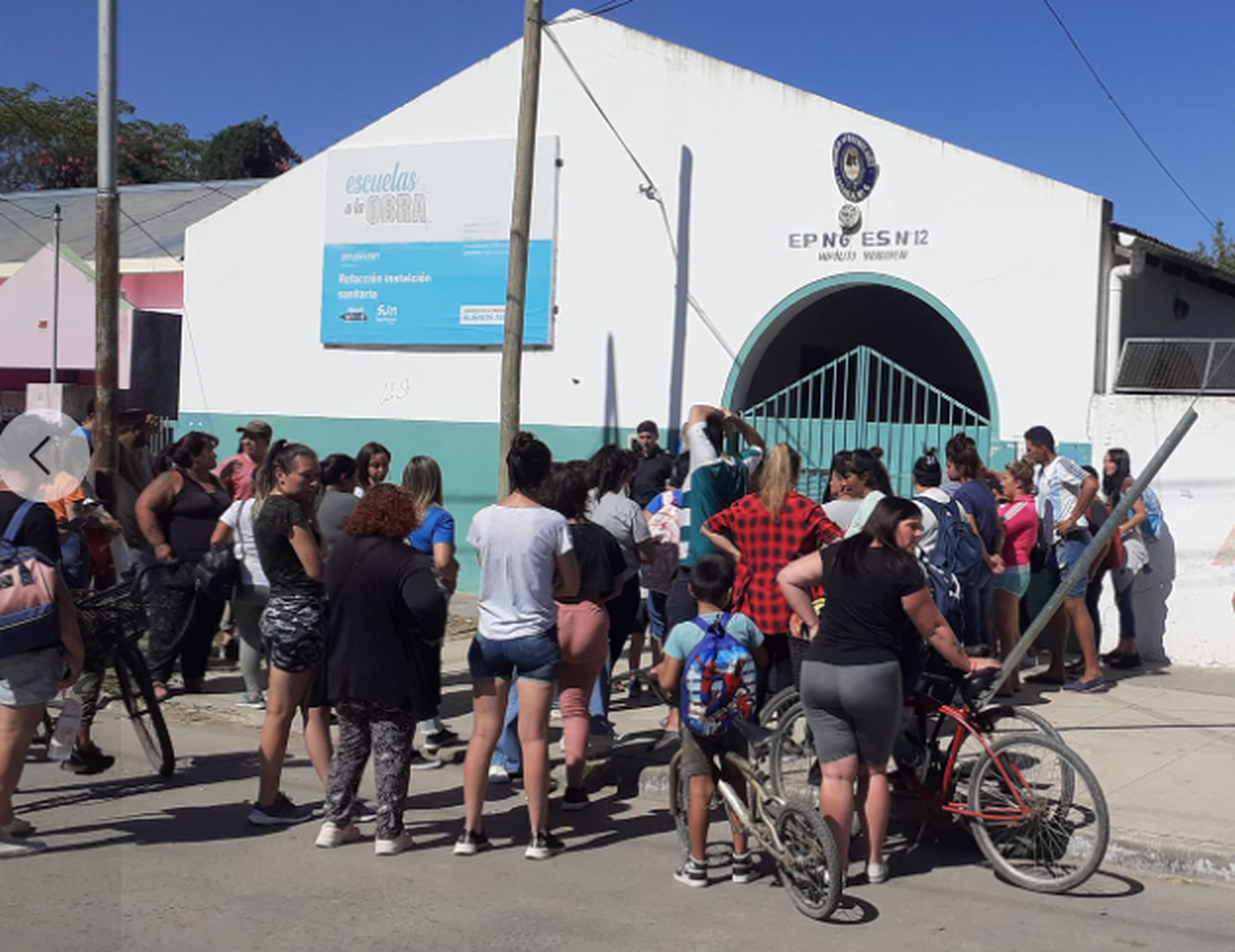 La movilización de familias frente a la Escuela 6 de San Vicente.