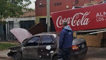 Fuerte choque en Banfield: un vehículo impactó contra un comercio