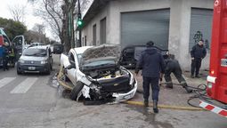 grave choque entre dos vehiculos en banfield: una persona tuvo que ser rescatada y hospitalizada