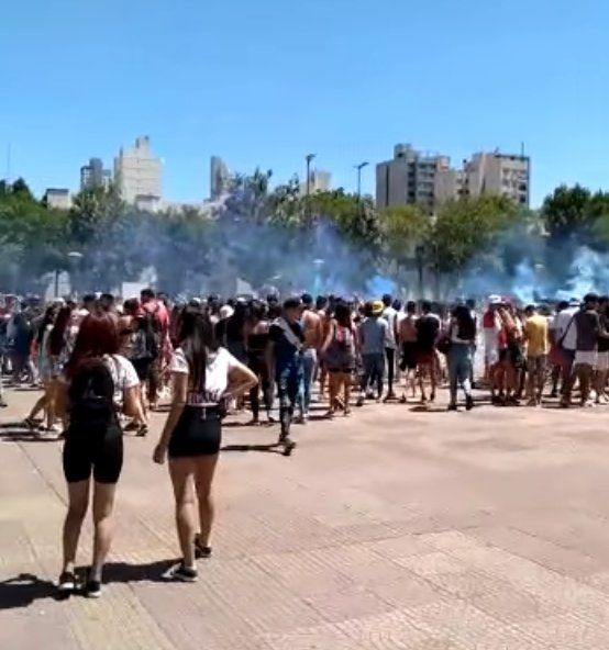 Festejo masivo de estudiantes en Lomas de Zamora.