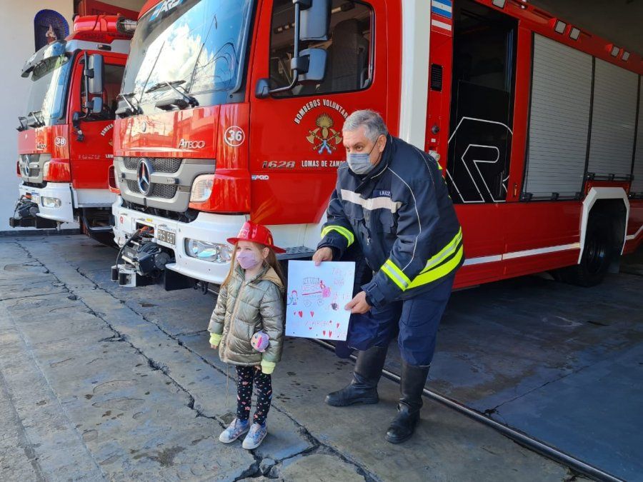 Una nena llevó un dibujo para homenajear a los Bomberos de Lomas de Zamora.