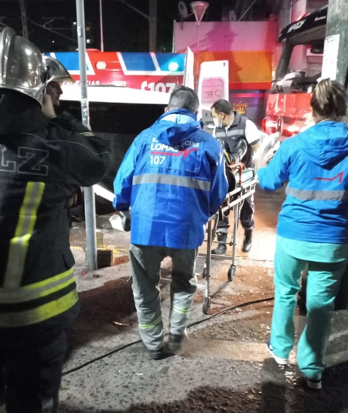 Personal de Emergencias Lomas traslada a un herido tras el accidente.