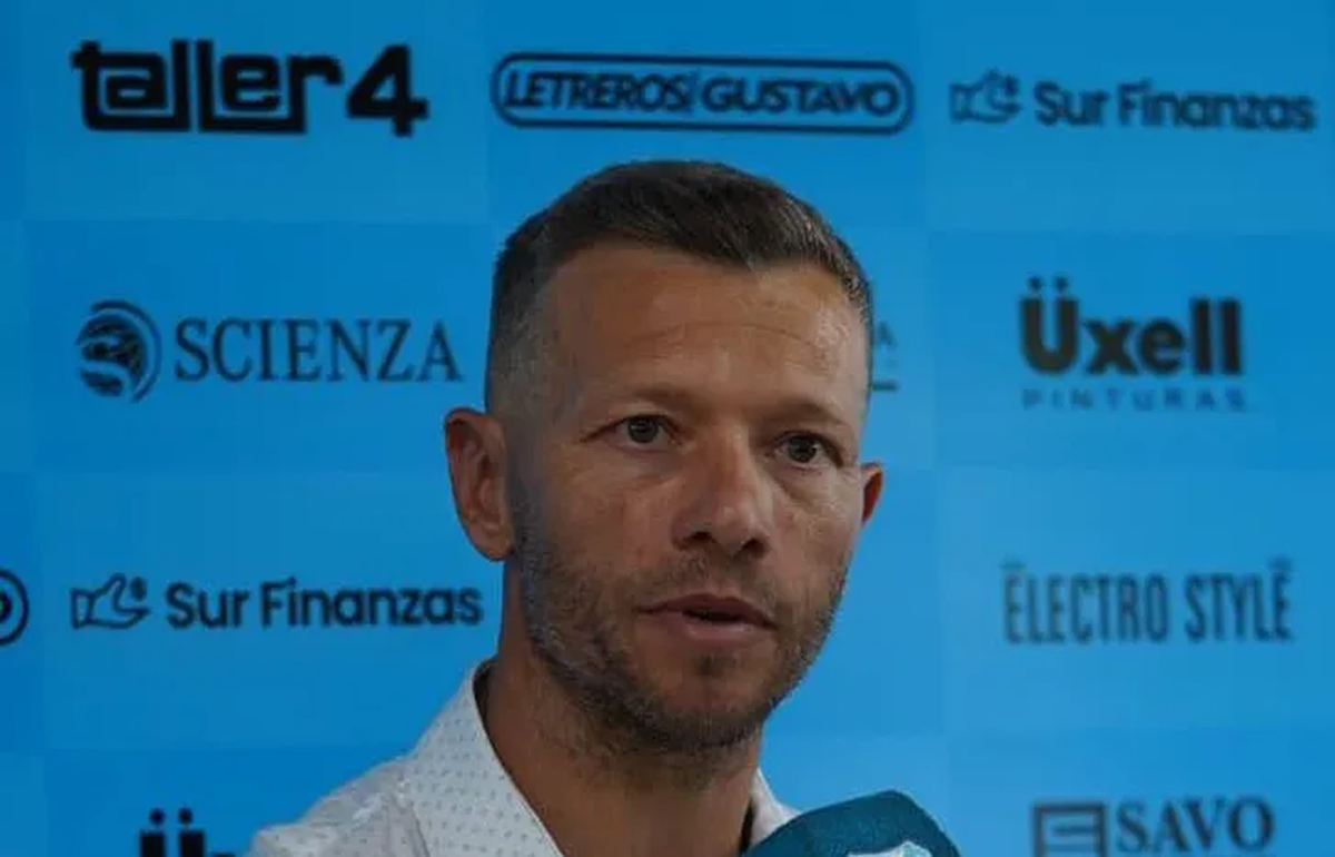 Tuvo pasos en el exterior en su etapa como futbolista.