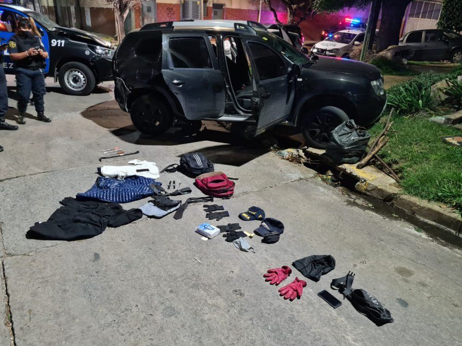 El auto en el que circulaban los delincuentes detenidos en Lomas de Zamora.