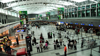 Aeropuerto de Ezeiza: investigan a una red dedicada a la venta de bebés tras el intento de viaje de una menor