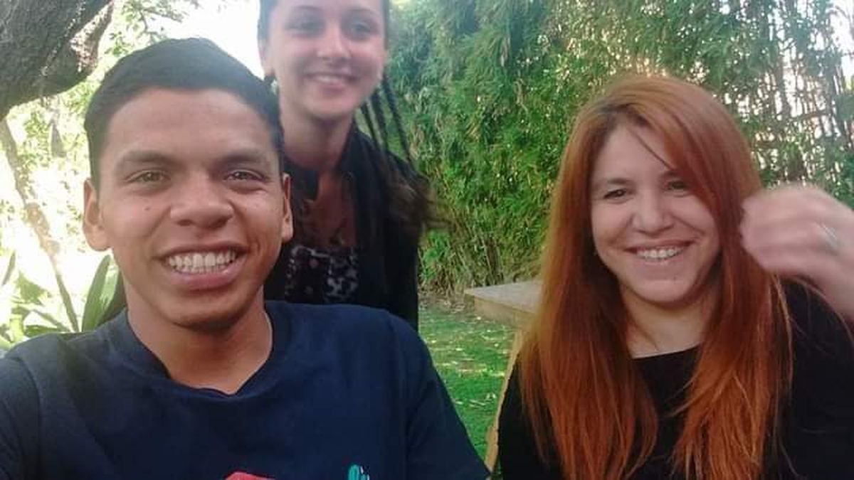 Jonathan Fernández, su esposa (de pie) y su amiga Alejandra. El joven falleció en un trágico accidente en el centro de San Vicente.