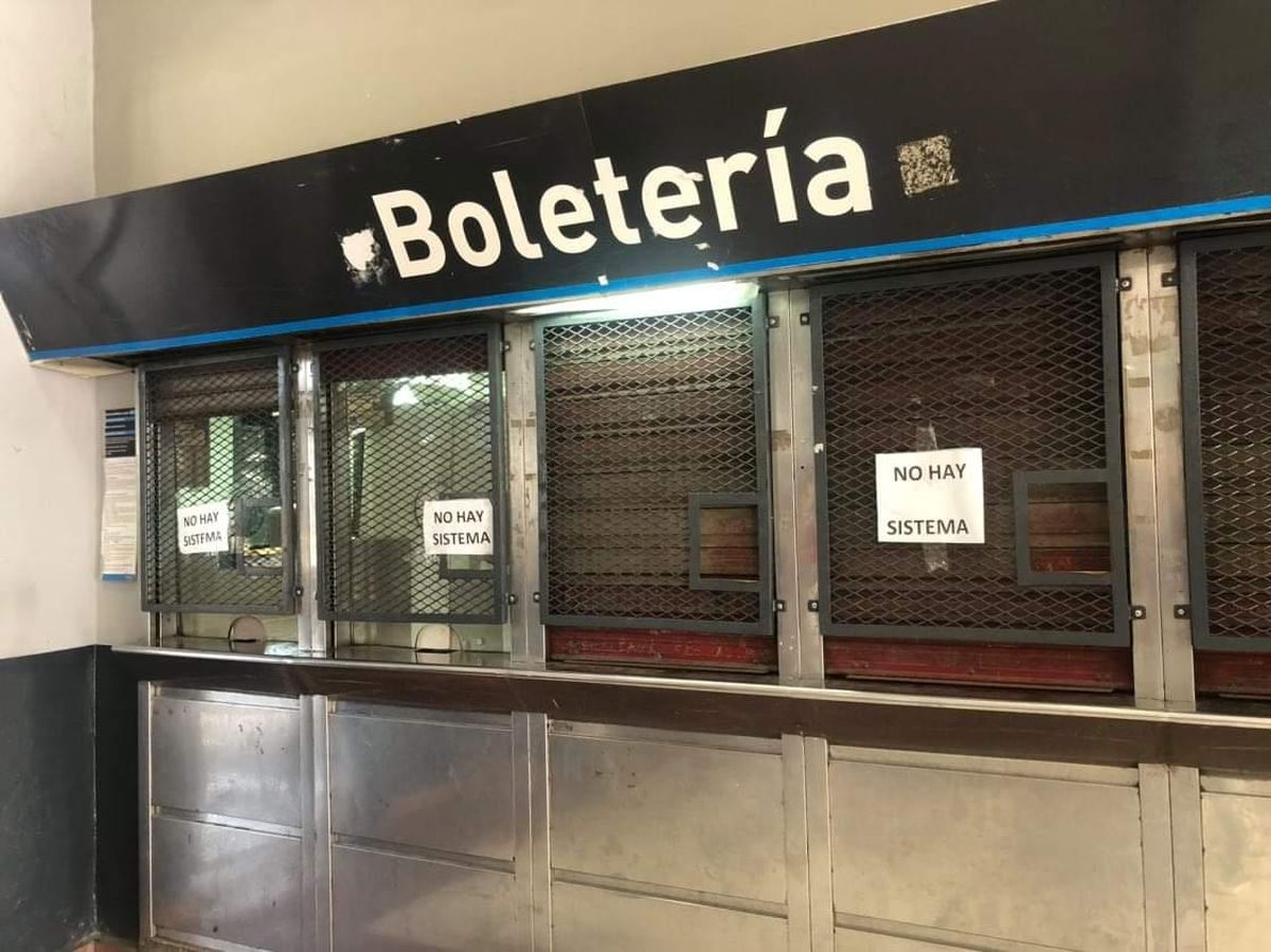 En la estación de Lomas de Zamora también hay carteles que advierten la falta de sistema.