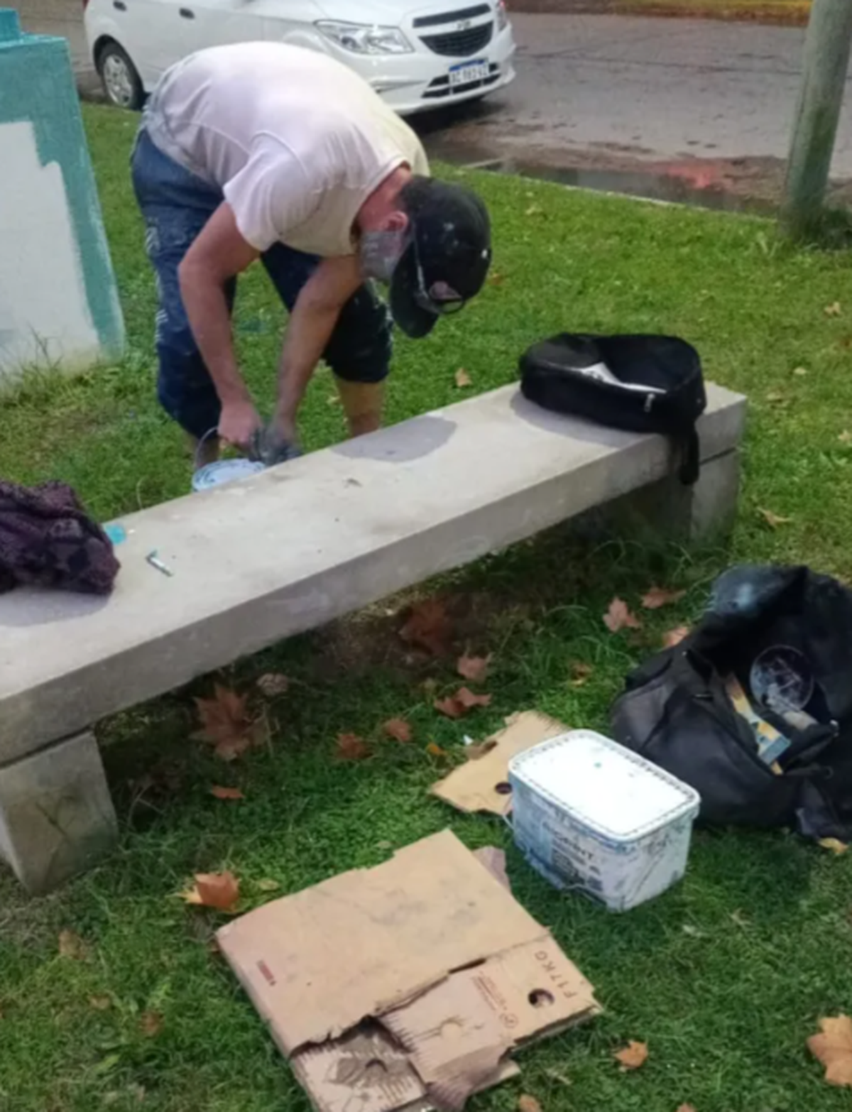 Los veteranos reparan el monumento de cara al 2 de abril.