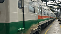 restauran vagones toshiba del tren roca con sus colores originales