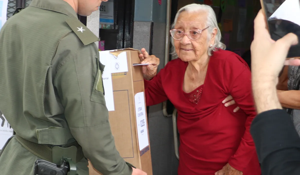 Nélida Ortiz, con 101 años, votando en las elecciones de octubre de 2023.