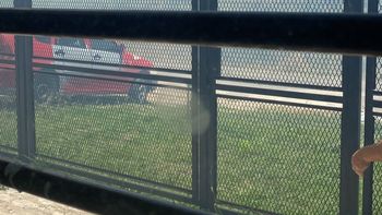 Almirante Brown: Incendio de pastizales se extiende cerca de barrios de Glew