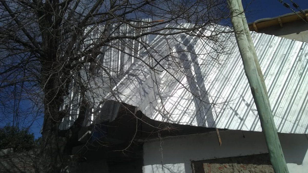 Trabajos de Bomberos Voluntarios de Almirante Brown en Longchamps ante la ca&iacute;da de un hombre del techo de su casa