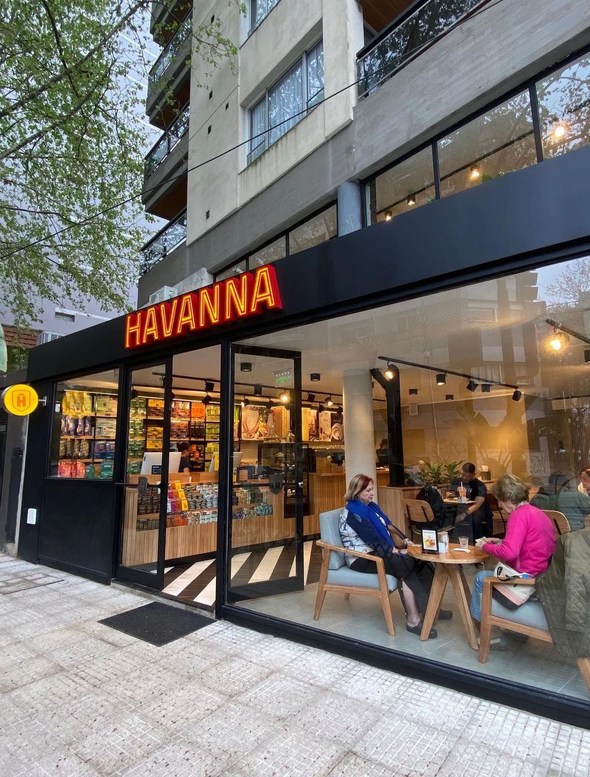 Jóvenes hacen fila de más de 200 metros en Las Lomitas para postularse a nuevos empleos. Jóvenes hacen fila de más de 200 metros en Las Lomitas para postularse a nuevos empleos.