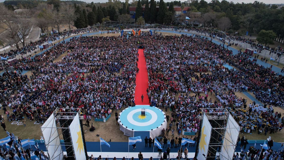 12 mil alumnos juraron lealtad a la bandera en Lomas de Zamora.