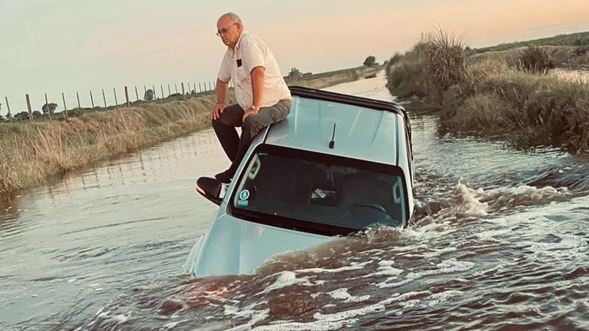 Un productor rural quedó atrapado con su camioneta en una inundación y su imagen se volvió viral