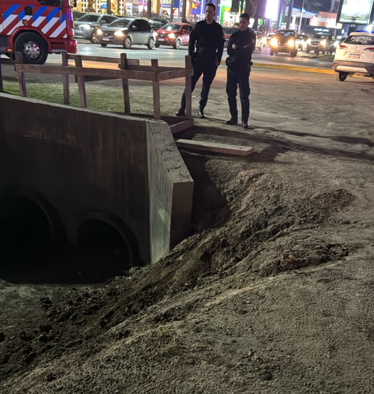Las huellas que dej&oacute; el auto tras haber desbarrancado.