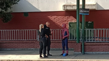 Spiderman en la estación de Longchamps: lo demoraron policías y se hizo viral