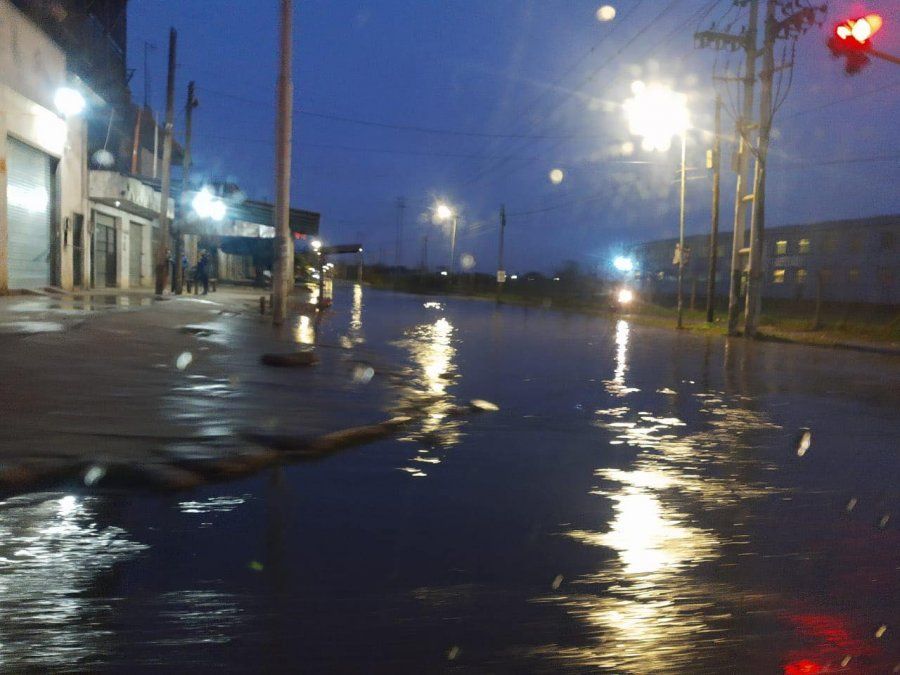Calle inundada en Lomas de Zamora. Los colectivos no pueden circular.