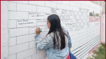 Mujeres a las que aprender un oficio les cambió la vida: inauguraron un muro de logros en Lomas