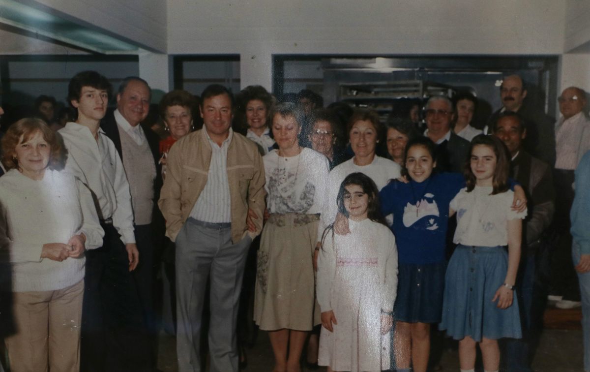 Una foto antigua de la panadería y sus dueños. 