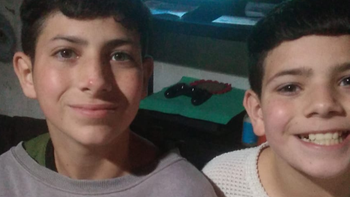 Dos hermanos de Monte Grande juntan latitas para poder comprar el álbum y las figuritas del Mundial