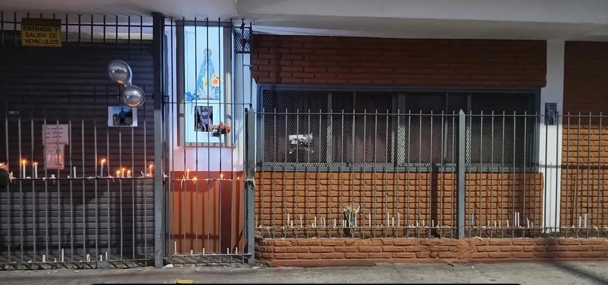 Con velas, fotos y mensajes, alumnos y docentes despidieron a Darío Comba frente al Instituto Técnico Nuestra Señora de Itatí. Con velas, fotos y mensajes, alumnos y docentes despidieron a Darío Comba frente al Instituto Técnico Nuestra Señora de Itatí.