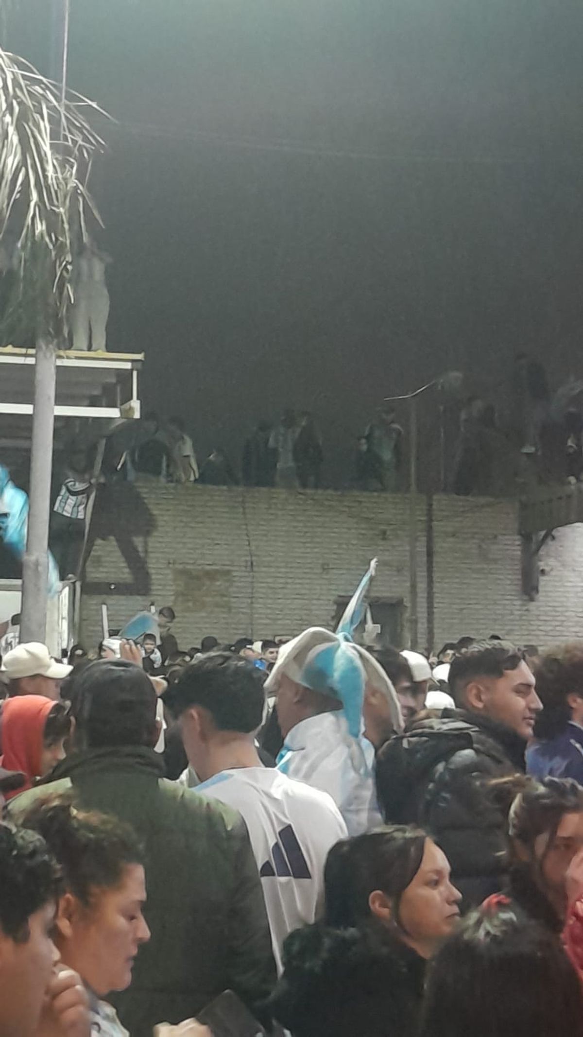 La estación de Ezeiza fue uno de los principales puntos de celebración en el conurbano, donde cientos de personas se concentraron tras la clasificación de Argentina a la final. La estación de Ezeiza fue uno de los principales puntos de celebración en el conurbano, donde cientos de personas se concentraron tras la clasificación de Argentina a la final.