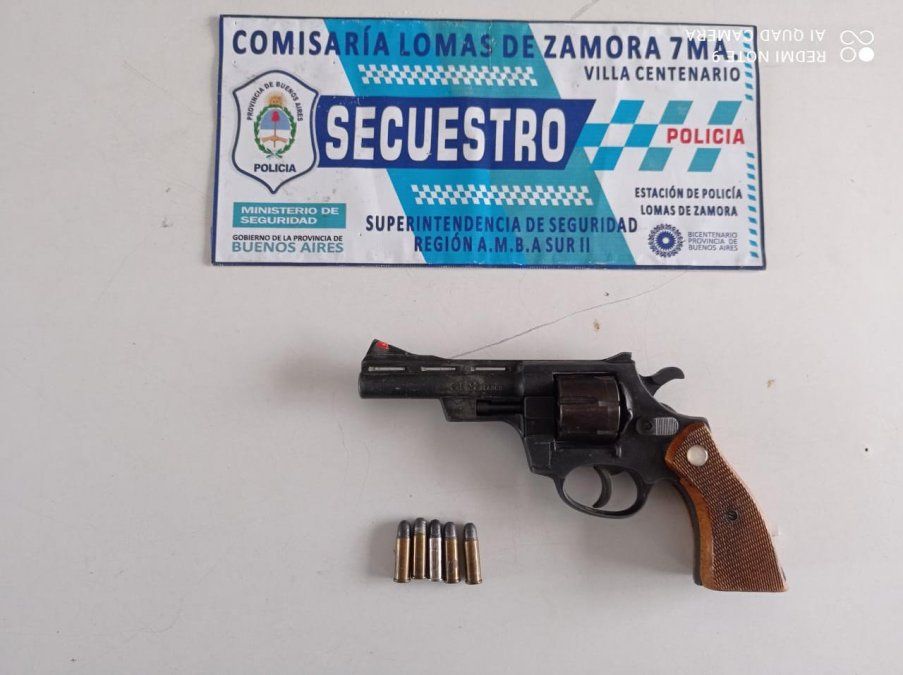Revólver incautado al motochorro que intentó asaltar a una vecina en Villa Centenario, Lomas de Zamora.