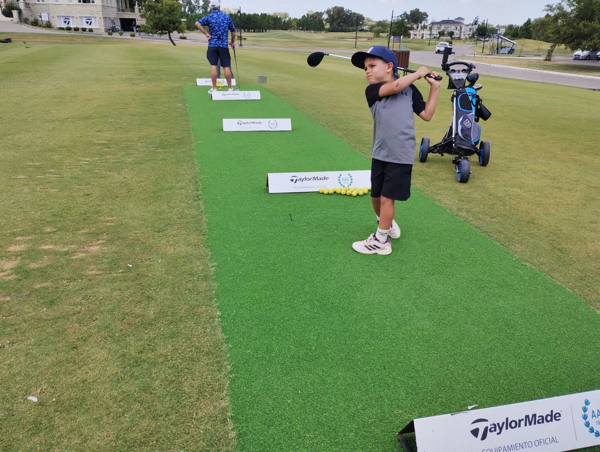 Benicio juega al golf en La Providencia de Canning.