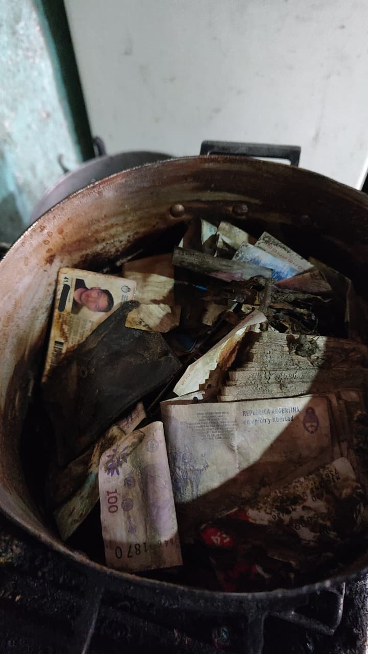 El joven dej&oacute; sus pertenencias en una olla con agua hirviendo.
