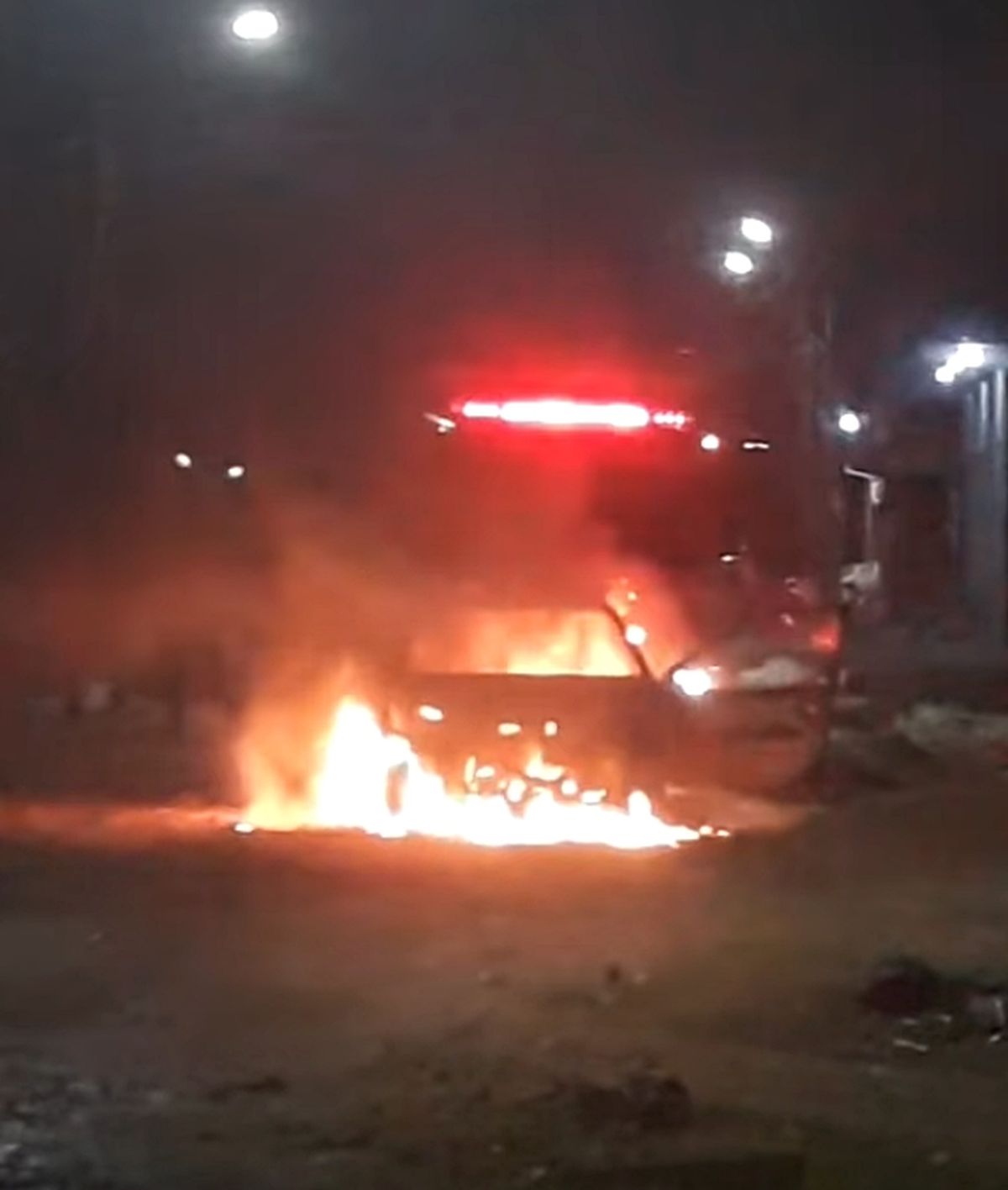 El incendio de este auto en Ingeniero Budge caus&oacute; una explosi&oacute;n que asust&oacute; a los vecinos.