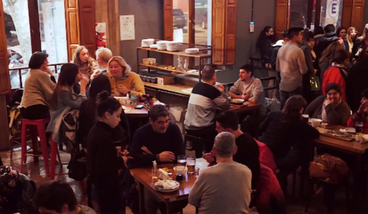 Denuncian a una cervecería por discriminación: echaron a un hombre por ser mayor de 40