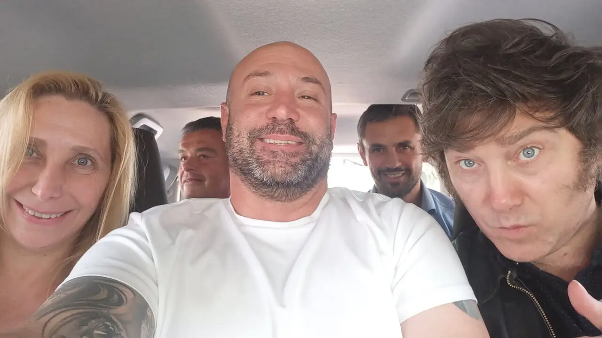 Diego Spagnuolo (en el centro) junto al presidente Javier Milei y su hermana Karina.