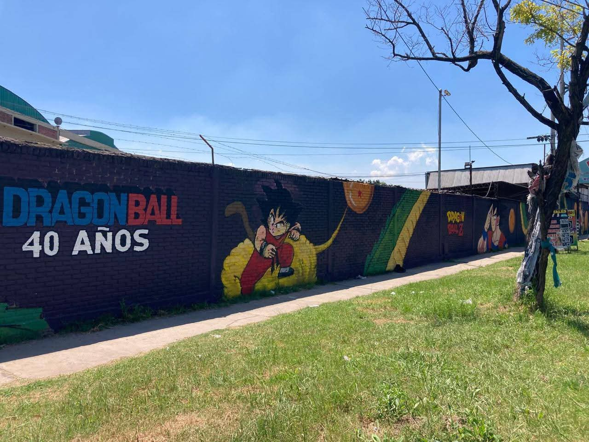 La obra est&aacute; pintada por artistas de Almirante Brown.