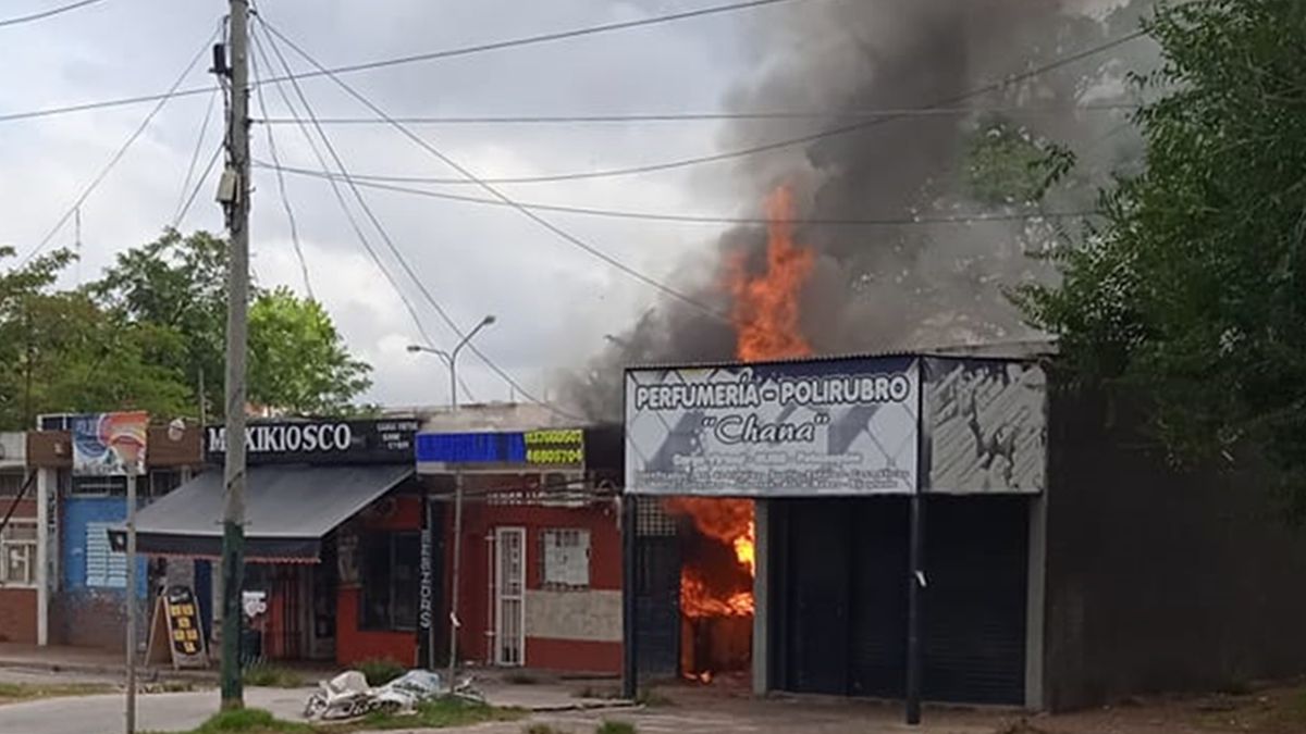 Un feroz incendio destruyó una pizzería en Don Orione