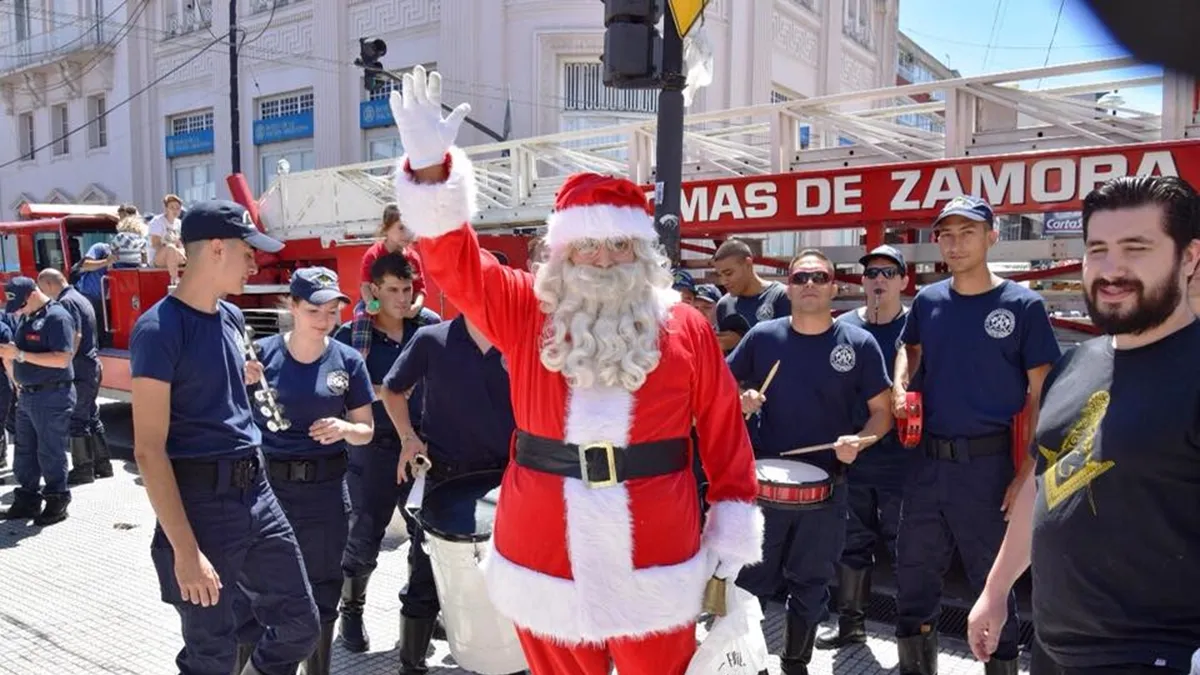 Pap&aacute; Noel en su recorrida anual con los Bomberos Voluntarios de Lomas