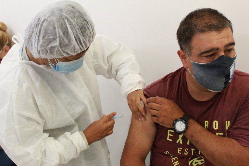 Pablo recibió la vacuna contra el coronavirus en el Hospital Llavallol.