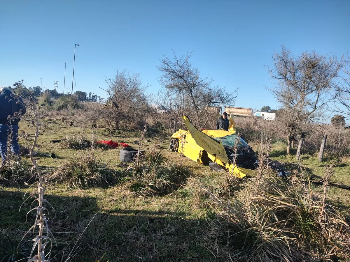 El vehículo quedó destruido tras el impacto en San Vicente.