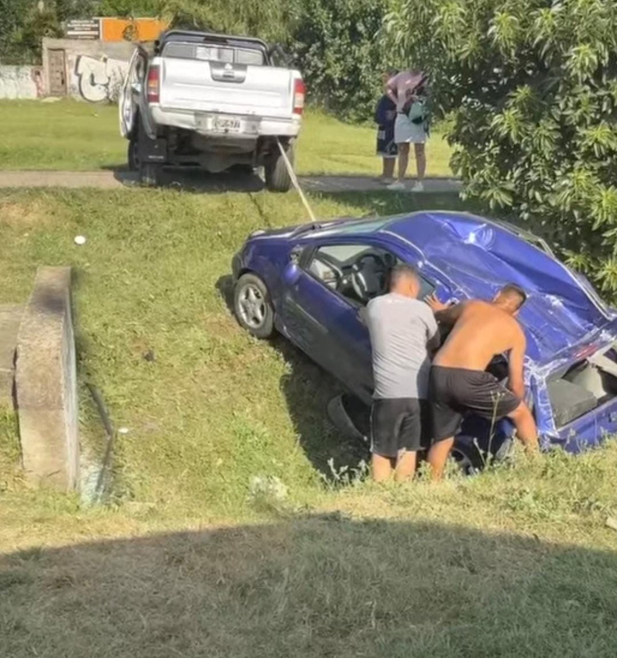 El auto fue sacado de la zanja tras la ayuda de vecinos de Almirante Brown.  Foto: Cintia Monzón.