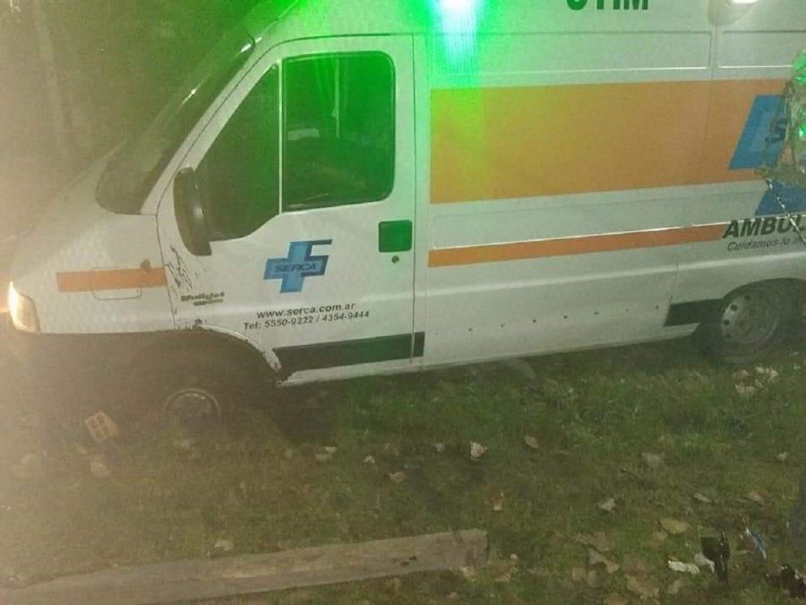 Brown: una ambulancia quedó varada por el mal estado de la calle