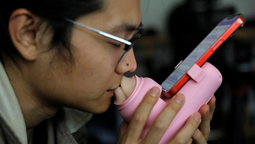 viral: una empresa china creo un dispositivo para besar a la distancia