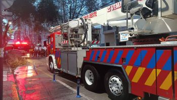 Incendio en un edificio en pleno Lanusita: operativo de los bomberos para rescatar vecinos desde la terraza