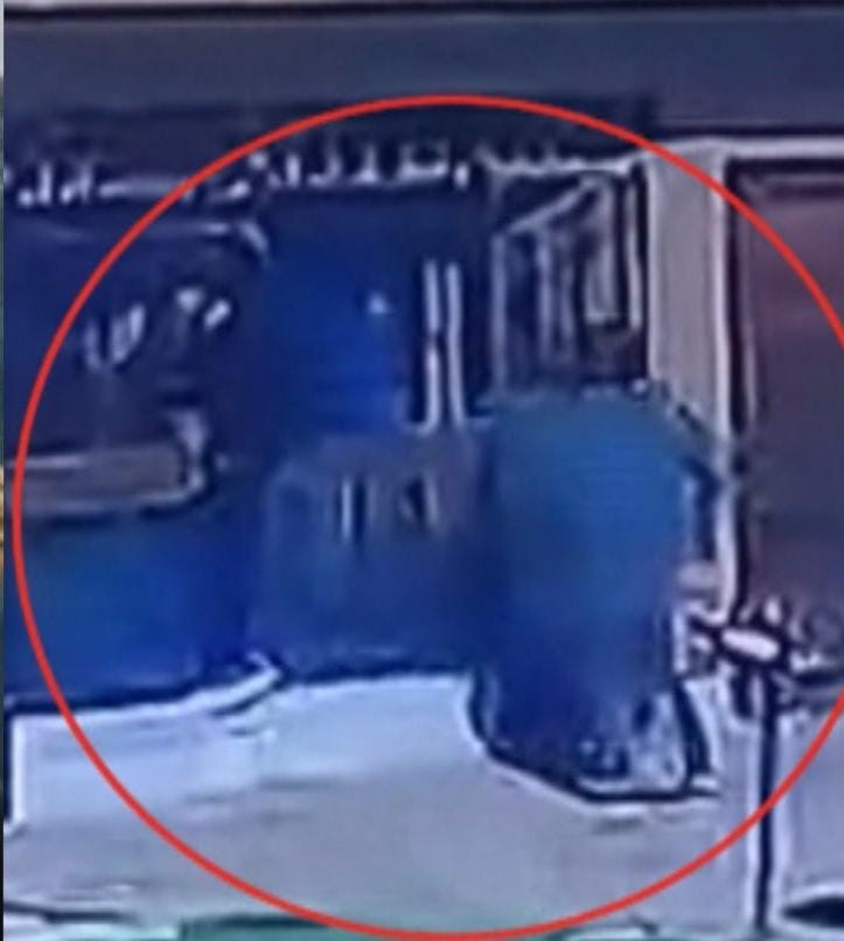 Las cámaras de la cuadra captaron cuando los delincuentes huían. Las cámaras de la cuadra captaron cuando los delincuentes huían.