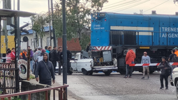 choque entre un tren y una camioneta en lomas: dos heridos
