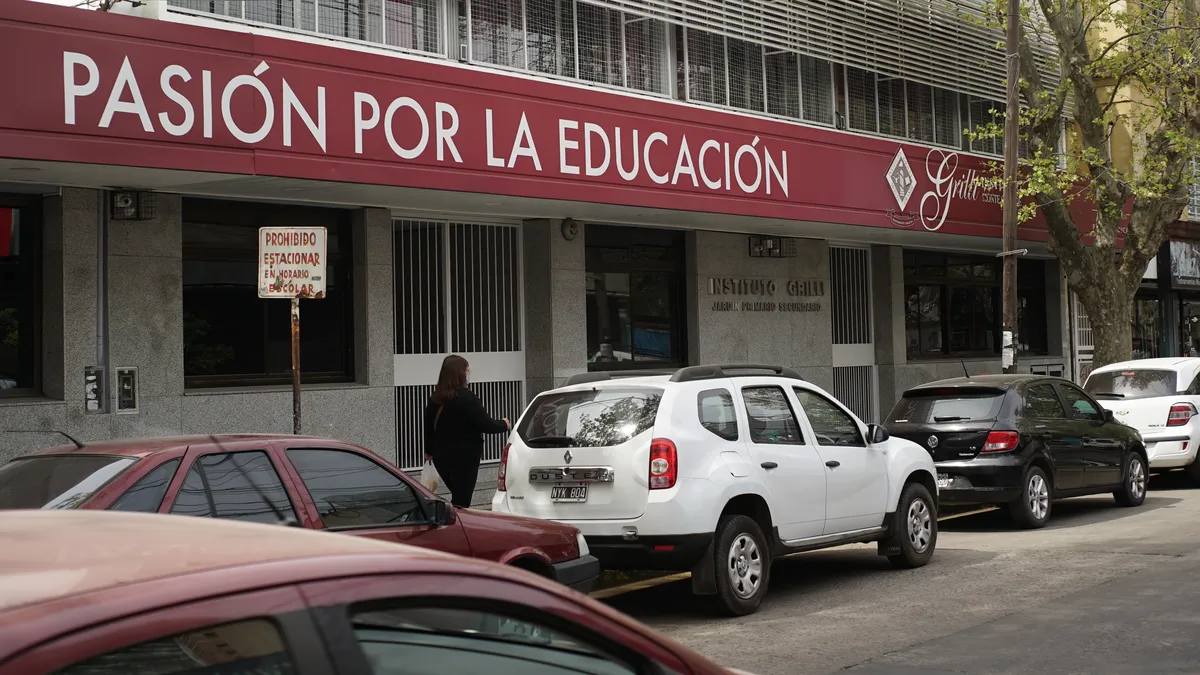El colegio se encuentra sobre la calle Vicente López 246, en Monte Grande.