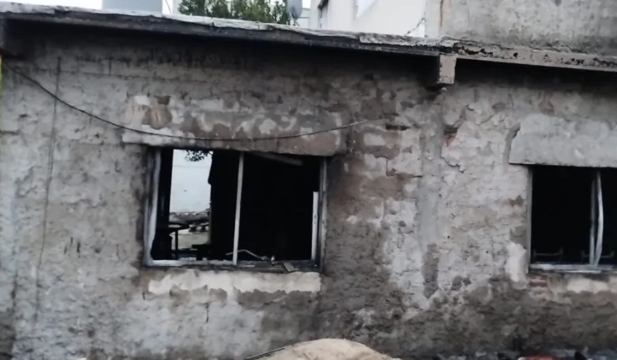 Grave incendio afectó a varias viviendas en Lomas: un menor fue asistido